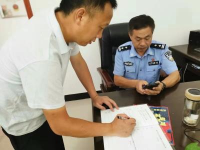 粗心乘客丢钱包  警民联手找失主