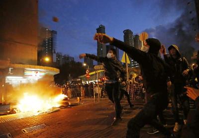 香港警方：示威者暴力行径升级 将继续保护市民安全