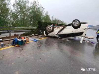 高速上“两车相撞”一车凭空消失，咋回事？