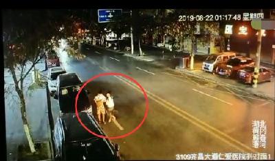 惊魂一幕！三人马路并行，一人瞬间消失……司机和行人，谁对谁错？