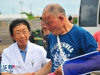 首批老挝车祸受伤中国游客回国