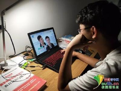 大学生暑假现“报复性熬夜”：越熬夜越兴奋 越放纵越伤身体