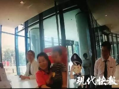 广场“捡”到两岁男孩，她为何没有立刻广播寻人？原来想到了这点……
