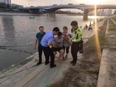 15岁少年当着母亲纵身跳汉江！幸好……