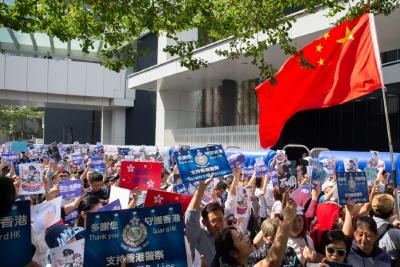 【关注】这才是周末该干的事！香港万人撑警向暴力说不