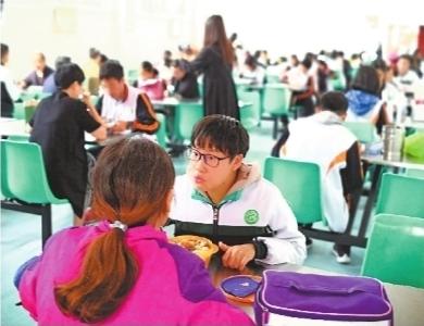 武汉这所高中开了父母陪餐厅 家长给孩子送饭有了温暖去处