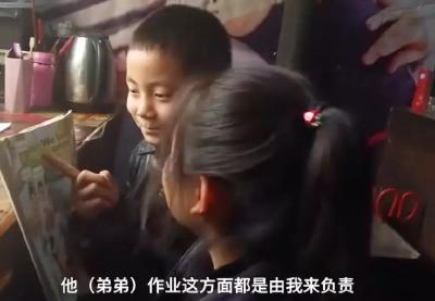 14岁姐姐给8岁弟弟开家长会，背后原因让人动容…
