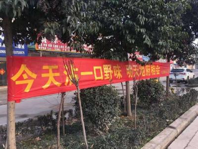 看了这些“土味”标语横幅，你就明白为什么要依靠人民群众了