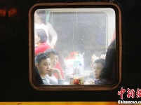 列车上的春运：小小车窗演绎温暖“回家情”