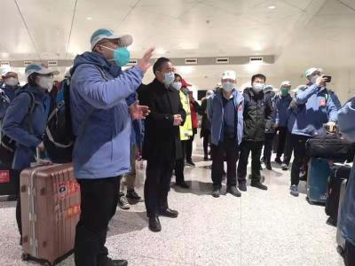 鼓舞人心！刚刚，支援黄冈疫情防控的第二批山东医疗队138人抵汉