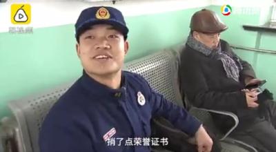 背包里沉甸甸的“年货”，他攒了整整11年