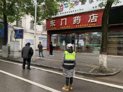 风雨彩虹 铿锵玫瑰  ——风雨中最美的“逆行者”