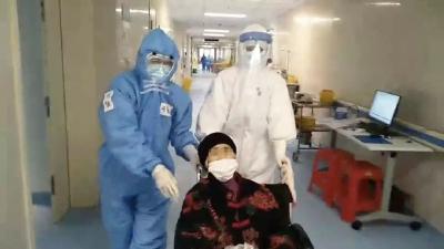 山东医疗队送黄冈90岁患者出院