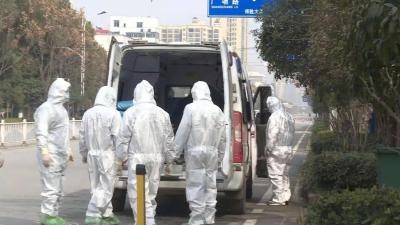 八旬老太感染不肯就医  公安干警苦劝助其入院