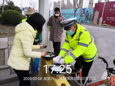 黄州：小区居民为执勤人员送上暖心汤圆