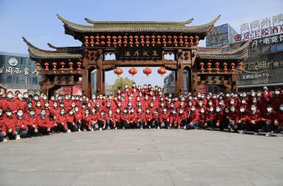 援黄冈湖南医疗队圆满收官 ​激情唱响《我的祖国》              
