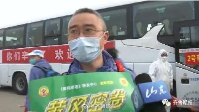 医疗队员给孩子带回