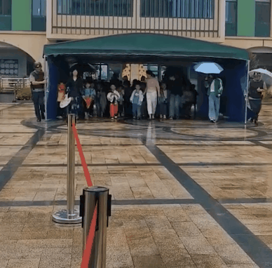 这可能是你见过最大号的“雨伞”！
