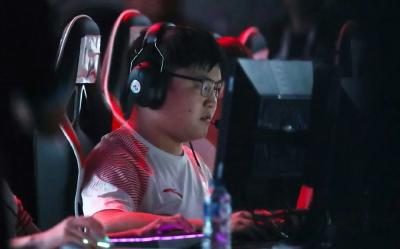 “以后就是简自豪了，Uzi可能要暂时告别大家了……”