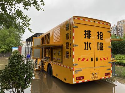 齐心协力战暴雨，抢险排涝保企业