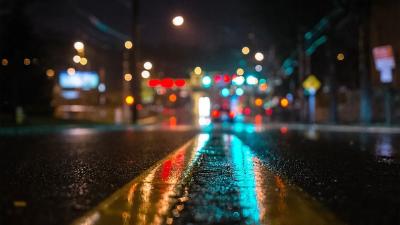 暴雨夜，出租车司机一路跟着一位陌生姑娘……