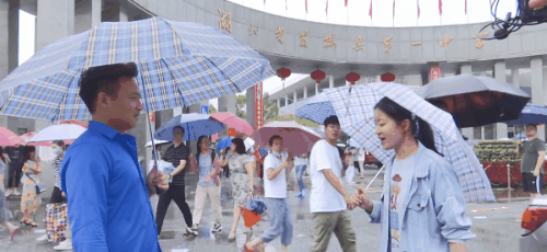 爸爸游泳背女儿参加高考？真相其实更戳人...