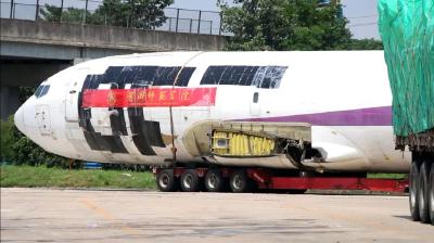 鄂东大地首架波音737“落户”黄冈师范学院