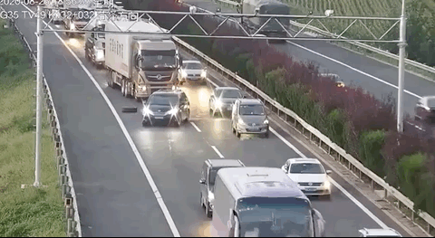 京K85279车上两个小伙子注意了，济南交警在找你！