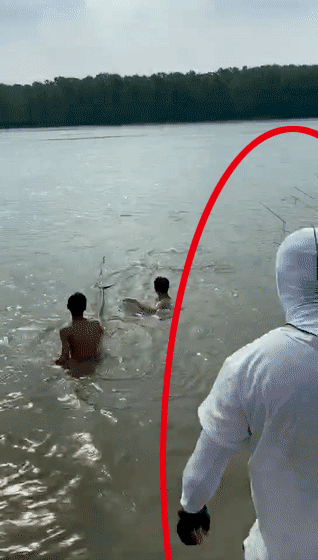 3个中学生手拉手救同学滑入江中，危急关头，他出手了！