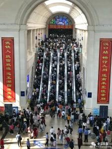 “迟到的春运！”十一假期多地车站出现同一幕，看哭网友
