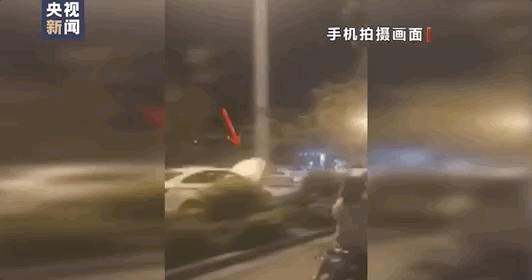 服了！女子敞着引擎盖上路“盲开”，面对交警询问神回复