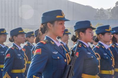 正步与军姿交流 自信与热情对话：仪仗标兵大赛 现场视频走起 