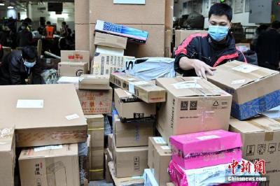 “双11”快递包装去哪了？收废品大妈一天收800斤纸箱