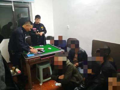 早餐店内聚众赌博 罗田警方快速出击一举抓获13人 