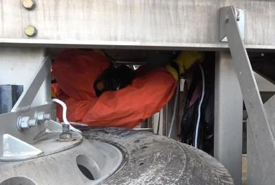 沪渝高速一危化品槽罐车泄漏 黄冈多部门联合排险