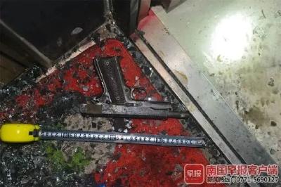 丧心病狂！毒贩对民警胸部开枪，纵火烧屋