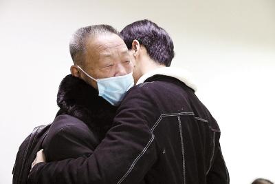 夫妻留守异乡21载终于等到宝贝回家