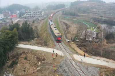 黄黄铁路正式进入铺轨前期的长轨储存阶段