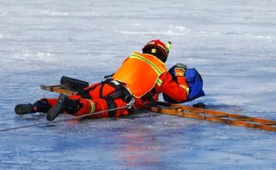 大冷天，消防员在冰上爬！为什么鸭？