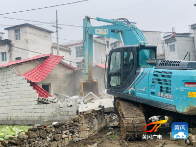 白莲河示范区联合黄冈市城管执法委开展拆违攻坚行动