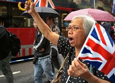 爱举英国旗的香港“王婆”，拘！