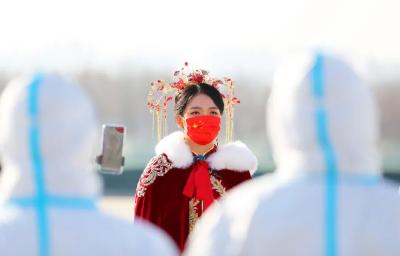 大婚当天新郎不在，新娘自驾去了婆家……