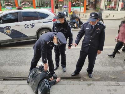 行人突发癫痫，蕲春民警紧急救助！
