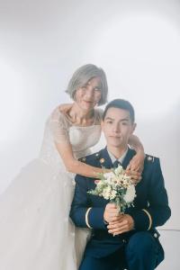 相差61岁，这张婚纱照刷屏了！