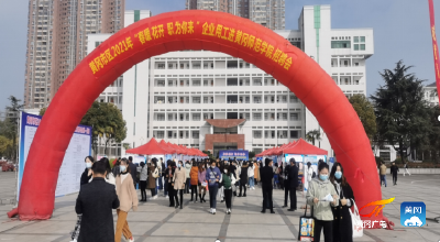 春暖花开 “职”为你来——黄冈市区2021年首场重点企业引才用工招聘会进高校