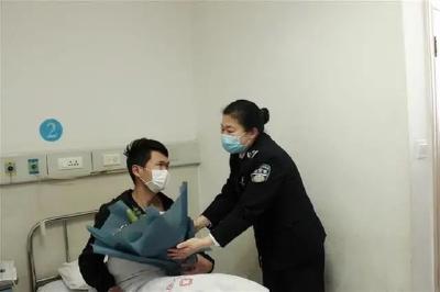 致敬！武汉街头，2名民警负伤