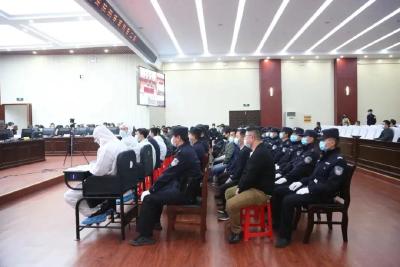 黄冈市中级人民法院公开开庭审理李骥远等31人涉嫌操纵证券市场一案