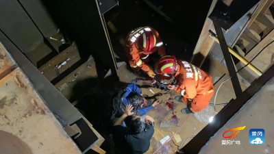 黄州区一男子失足掉入4米深船舱 消防紧急救援