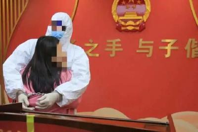 在婚姻登记处，他戴着手铐拥抱了新娘