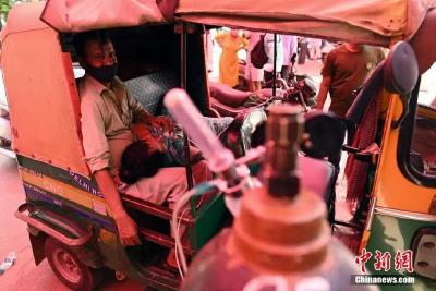 医院拒收病人、患者黑市买药……印度疫情令人心碎